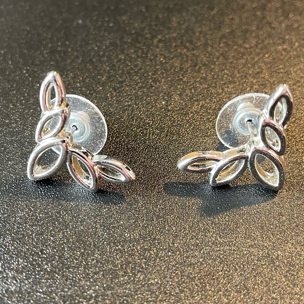 Vintage Silvertone Leaf Earrings Pierced